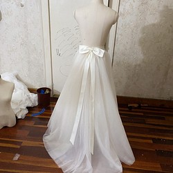 象牙色罩裙華麗的淡黃色透明美婚紗禮服重新著色 第1張的照片