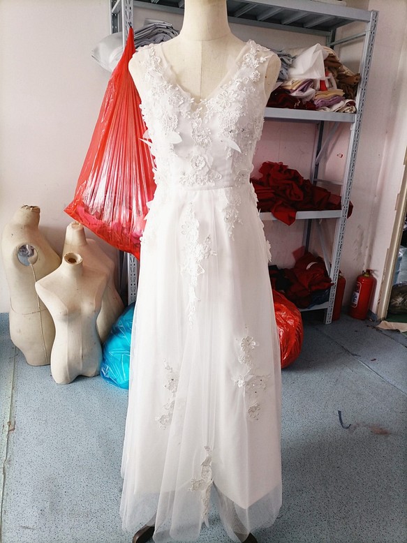 高品質！ウエディングド  ソフトチュール  ホワイト 花柄のモチーフ刺繍が美しく 憧れのドレス  シアーな美しさ 1枚目の画像