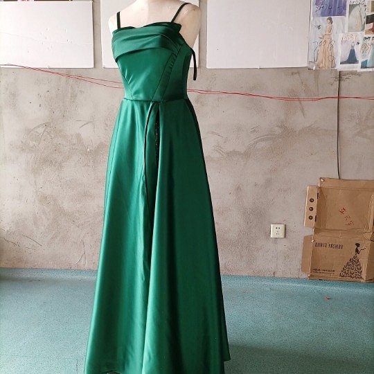 美容產品！派對禮服綠色吊帶背心光澤緞面長裙透視美 第1張的照片