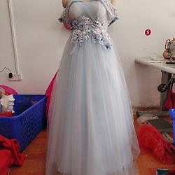 カラードレス 薄青 ソフトチュール ベアトップ オフショルダー ステージ衣装 パーティー ロングドレス 1枚目の画像