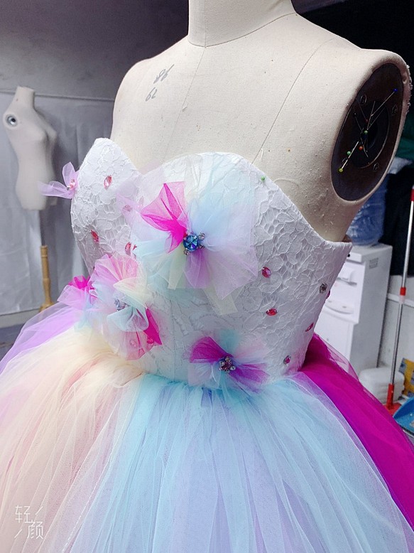 只有婚紗和彩色連衣裙的上衣可以重新設計珠子珍珠彩虹蕾絲 第1張的照片