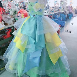 イエローグリーン系　レインボーカラードレス　ウエディングドレス　豪華なトレーン　お花、色、サイズもオーダー可能　　 1枚目の画像