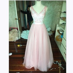 優雅的彩色連衣裙 晚禮服 V 領連衣裙 帶有花卉圖案刺繡的美麗長裙 第1張的照片