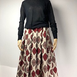 【着物リメイク】タック＆ギャザースカート/ベージュ地に赤黒サーモンピンク抽象柄 1枚目の画像