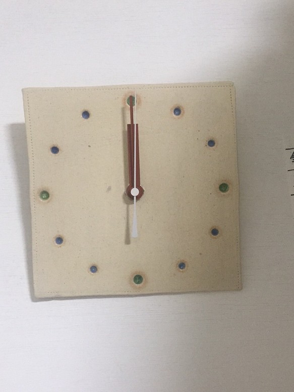 陶器の時計(赤い針、白フラット、ミドリアオ) 1枚目の画像