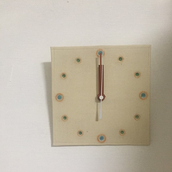 陶器の時計(赤い針、ミズイロミドリ) 1枚目の画像