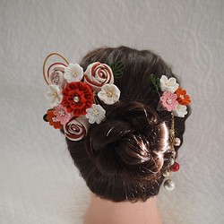 赤い花と玉薔薇のコーム＆Uピンの髪飾り 1枚目の画像