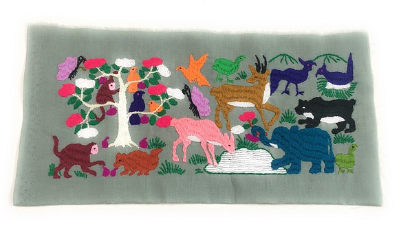 刺繍 布 モン族 動物刺繍 オリジナルポーチ作りなどにオススメ 1枚目の画像