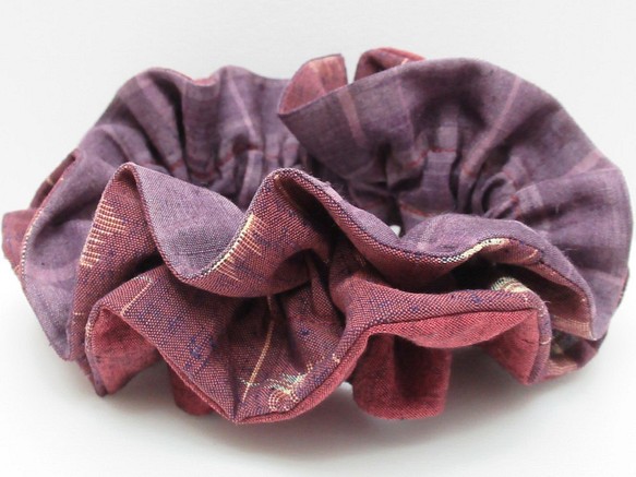 【No.1072】ゴージャスなシュシュ　紬・絹・和柄・紫色系@3枚の紫系紬で縫い上げました。⭐クリックポスト送料無料⭐ 1枚目の画像