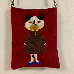茶色のワンピースを着たミケ猫さん　羊毛フェルト生地のショルダーバッグ 1枚目の画像
