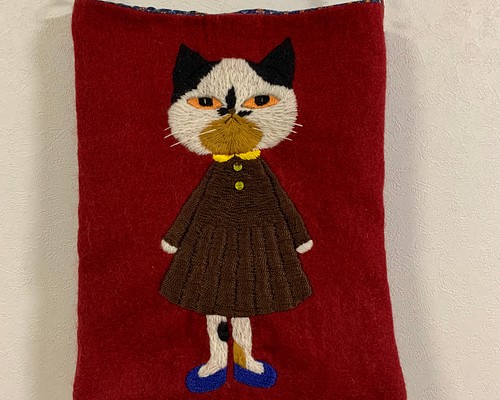 赤いお花のドレスを着た猫さん 羊毛フェルト生地のバッグ-