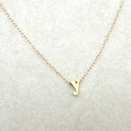 14kgf 繊細なネックレス イニシャル Y ゴールドネックレス Gold Initial Necklace ネックレス ペンダント Akiko S Jewellery 通販 Creema クリーマ ハンドメイド 手作り クラフト作品の販売サイト