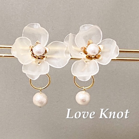 [Love Knot]ホワイトフラワー2WAYイヤリング 1枚目の画像