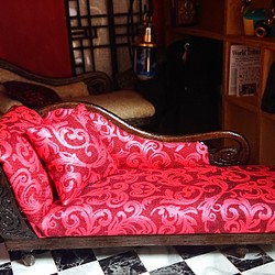 ドール用 赤い布のカウチソファ 1枚目の画像