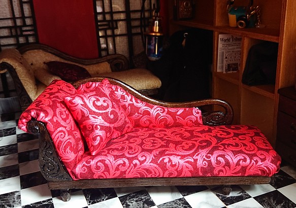 ドール用 赤い布のカウチソファ 1枚目の画像