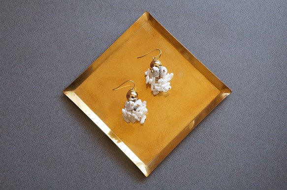 白珊瑚×ゴールドのピアス 1枚目の画像