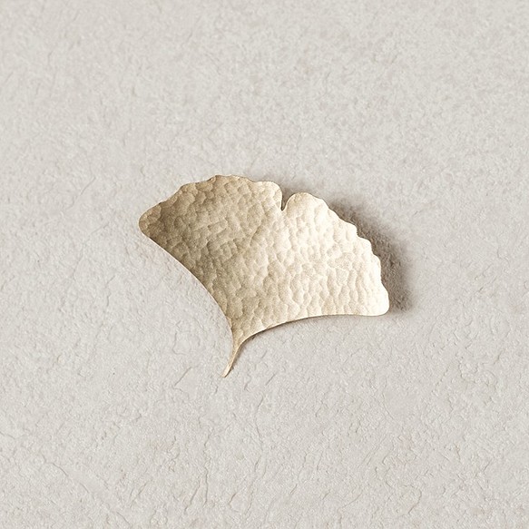 イチョウのハ - タタキ / 真鍮ブローチ 1枚目の画像
