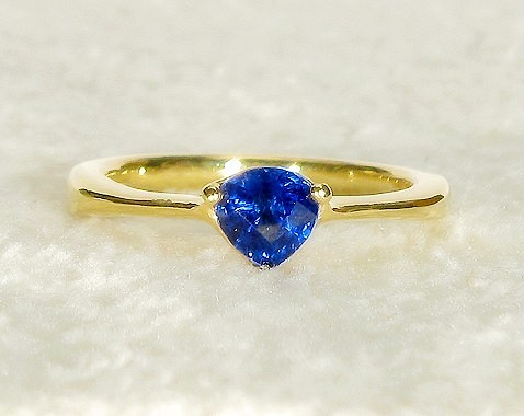 0.59ctカイヤナイトとSV925の指輪（リング：10.5号、K18イエローゴールドのメッキ、濃いロイヤルブルー） 1枚目の画像