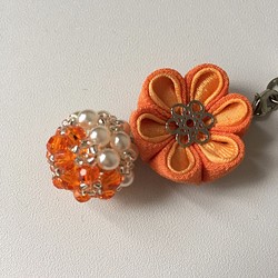 小花のチャーム（橙）ビンテージつまみ細工 1枚目の画像