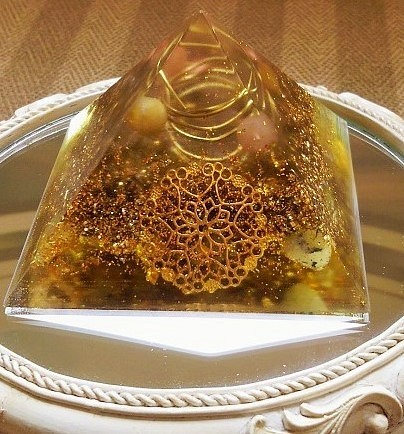オルゴナイト「金運ピラミッド」（中) 1枚目の画像