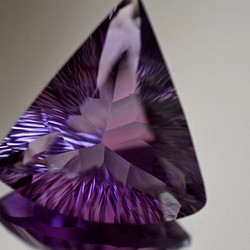 122 上品 一点物 天然 超大粒 アメジスト 三角形 アメシスト 紫水晶 ２