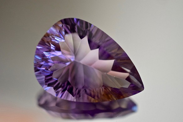 123 上品 一点物 天然 超大粒 バイカラー アメジスト 雫 アメシスト 紫水晶 ２月誕生石 天然石 ルース 裸石 1枚目の画像