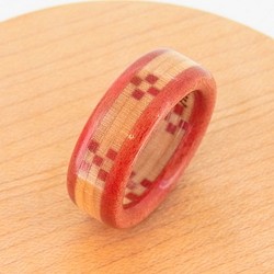 木の指輪 ミンサー織Aタイプ ピンクベースの配色【受注生産】「いつも世までも末永く」という意味を持つ沖縄ミンサー織模様 1枚目の画像