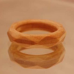 木の指輪 ダイアナ 白 【受注生産】カエデ ブリリアントカットをイメージしたシンプルだけど大人っぽい指輪です 1枚目の画像