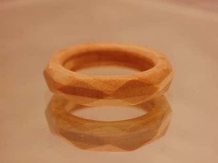 木の指輪 ダイアナ 白 【受注生産】カエデ ブリリアントカットをイメージしたシンプルだけど大人っぽい指輪です 1枚目の画像