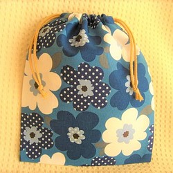◆m91◆SALE♪◆巾着袋◆サイズM◆北欧調花柄＊シンプル青◆給食袋，お着替え袋等に♪ 1枚目の画像