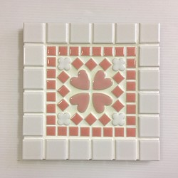タイルの鍋敷：ホワイト＆ピンクハート 1枚目の画像