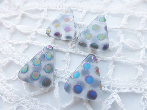 チェコビーズCzech Glass Beads三角グレーすりガラスドット２個 1枚目の画像