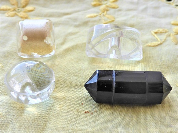 チェコガラスボタン Czech Glass Button個性派４個 1枚目の画像