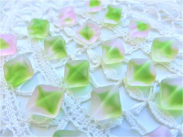 捷克珠子捷克玻璃珠直徑對角孔淺粉色綠色4片 第1張的照片