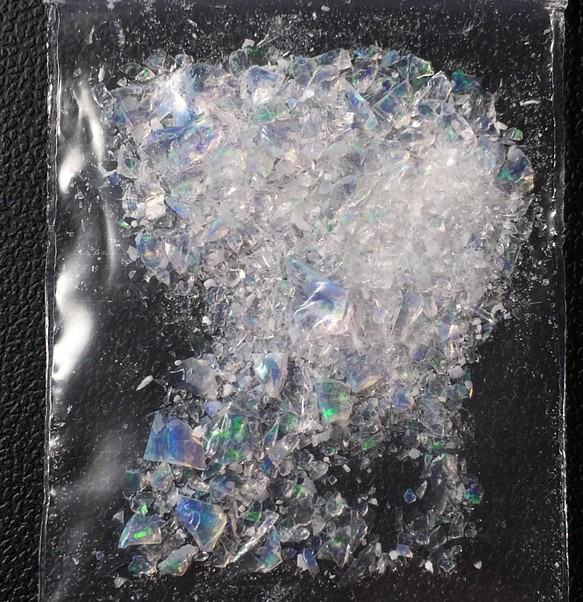 〈合成オパール〉樹脂含浸をしていない原石の端材です。　ウォーター/緑斑　1.4ｇ　（53） 1枚目の画像