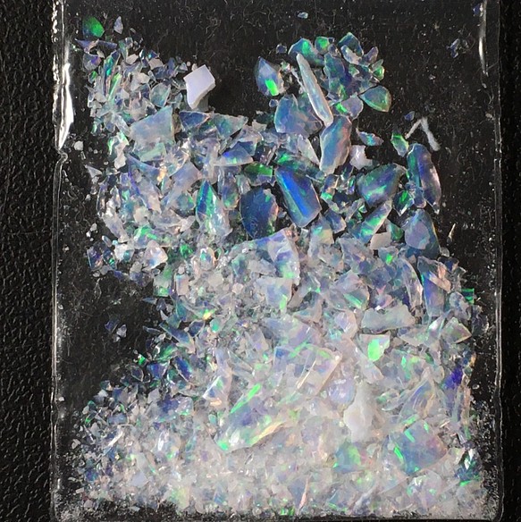 〈合成オパール〉樹脂含浸をしていない原石の端材です。　ホワイト/緑斑　1.4ｇ　⑮ 1枚目の画像