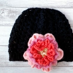 2ウェイコサージュ付き帽子　黒のニットキャップ　透かし編みのニット帽　大きいお花モチーフ付き　レディース帽子 1枚目の画像