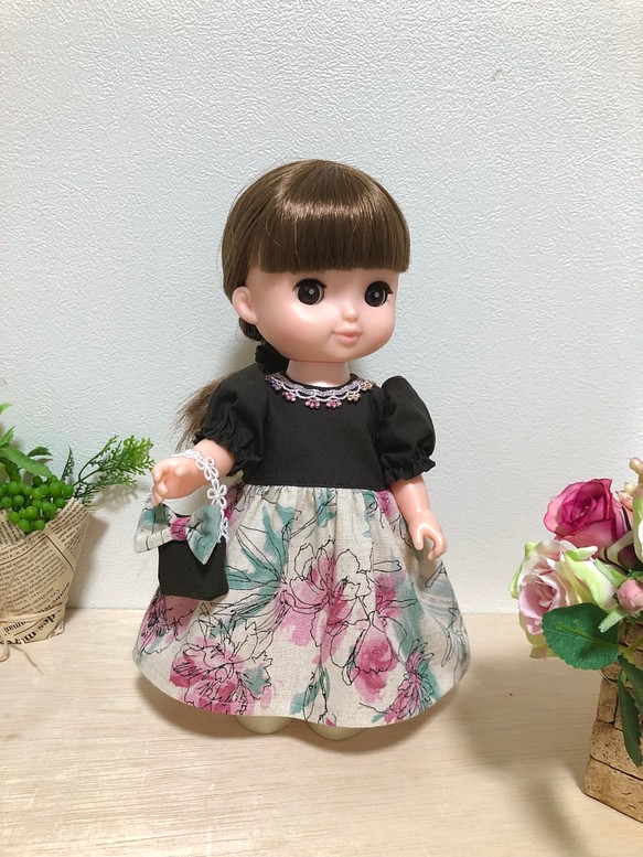 ピンク花柄ワンピースと茶色のバッグｂ 26cmドール服 ソランちゃん服 レミンちゃん服 人形 Wild Berry 通販 Creema クリーマ ハンドメイド 手作り クラフト作品の販売サイト