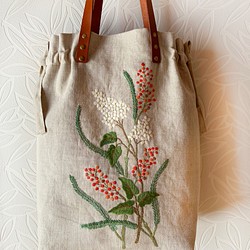 《手刺繍の肩かけバッグ》赤い南天と白い花 1枚目の画像