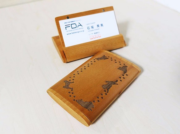 Shiba Inu和Paddle Footprint折疊木製名片夾（楓木） 第1張的照片