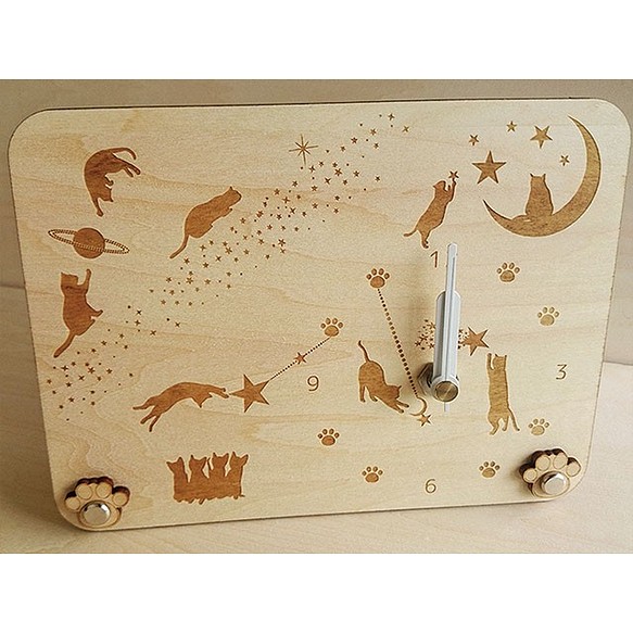♪星降る夜空　猫ちゃんと肉球時計(木製)　白タイプ 1枚目の画像