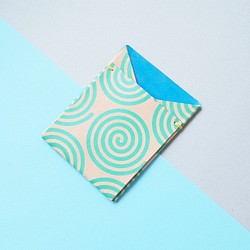 蚊取り線香 柄) ヌメ革 薄型 パスケース 定期入れ カードホルダー 青 + ナチュラル 1枚目の画像
