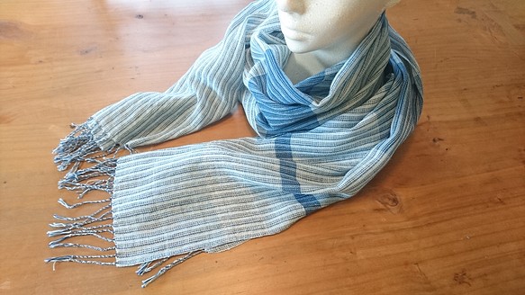 LINEN GIRLの手織り 本藍染の爽やか夏空木綿のストール 1枚目の画像