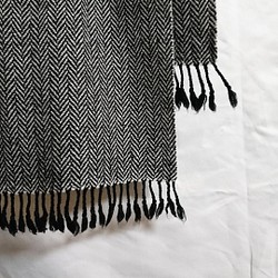LINEN GIRLの手織り　ヘリンボーンマフラー　タスマニアラムウール　チャコールグレー×ホワイト 1枚目の画像