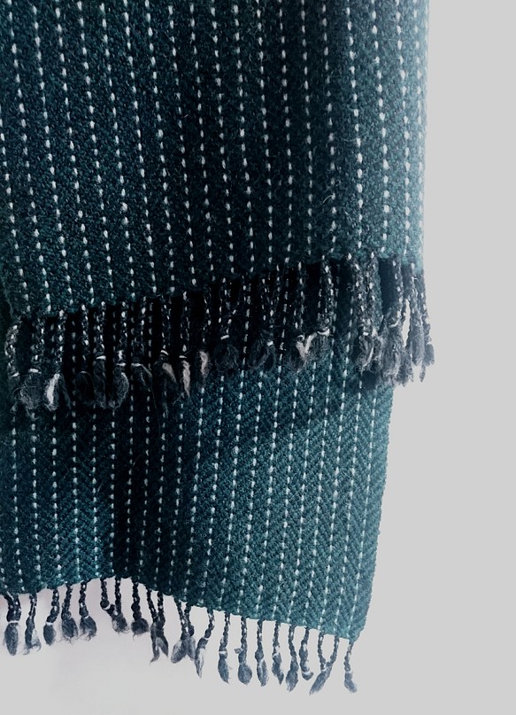 LINEN GIRLの手織り　ヘリンボーンマフラー　タスマニアラムウール　グリーン 1枚目の画像
