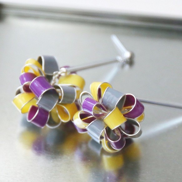 空氣感彩球垂墜耳環 繽紛緞帶 長版 灰×黃×紫 第1張的照片