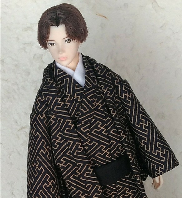 「紗綾型…黒」28cm男子ドール着物と羽織り 1枚目の画像