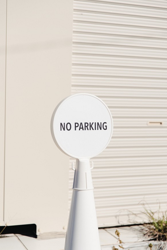 白い三角コーンで作るオシャレな看板「NO PARKING（駐車禁止）」PREFAB