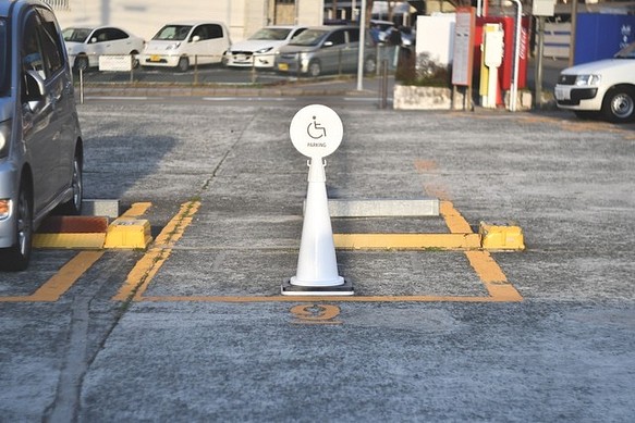 白い三角コーンで作るオシャレな看板「車椅子専用駐車場」PREFAB SIGN