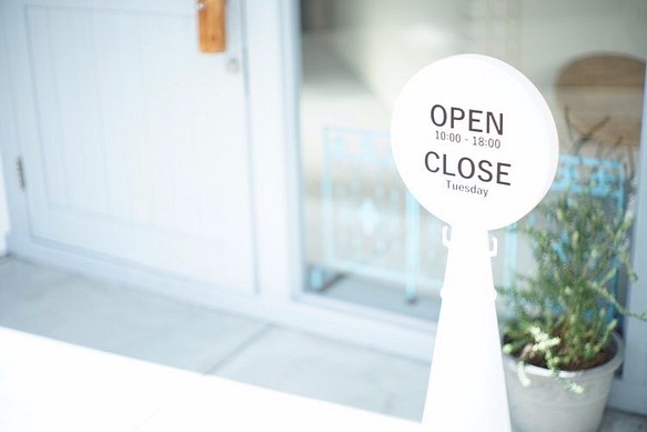 白い三角コーンで作るオシャレな看板「OPEN CLOSE」PREFAB SIGN www